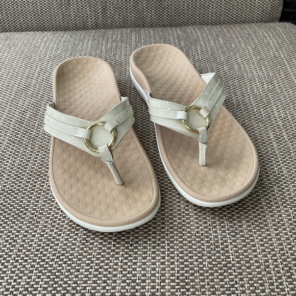 Vionic Shoes - Beige Vionic sandals size 9